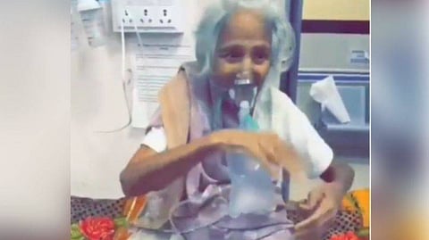 चेहऱ्यावर मास्क लावून कोविडग्रस्त आजींनी केला गरबा