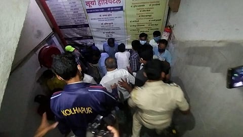 मराठा समाजाच्या कार्यकर्त्यांची खासगी हॉस्पीटलसमोर निदर्शने 