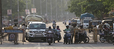 नागरिकांनो लॉकडाऊनमध्ये घराबाहेर पडताना सावधान; चौकाचौकात पोलिसांचा कडक बंदोबस्त 