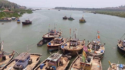 संकेत वादळाचे: मच्छीमारांची उडाली धावपळ; घेतला खाड्यांचा आसरा 