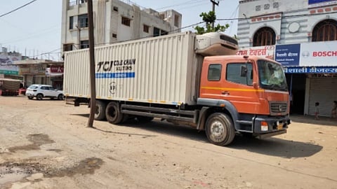 धक्कादायक! 8 कोटींच्या लसीचा ट्रक रस्त्यावर बेवारस
