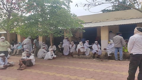आडुळ (ता.पैठण, जि.औरंगाबाद) :  जिल्हा परिषद प्रशालेत लसीसाठी झालेली नागरिकांची गर्दी.