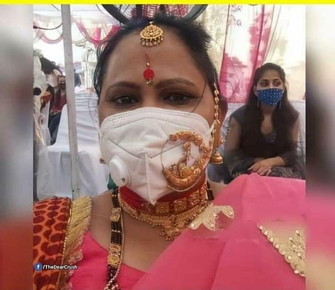 किती ती हौस; मास्कवर घातले दागिने