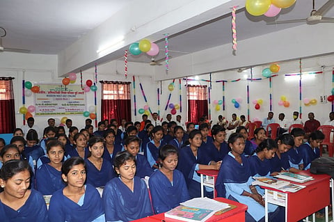 आदिवासी विद्यार्थीनी