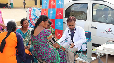 सलाम! कोविड रुग्णांच्या घरी जाऊन ते करतात उपचार