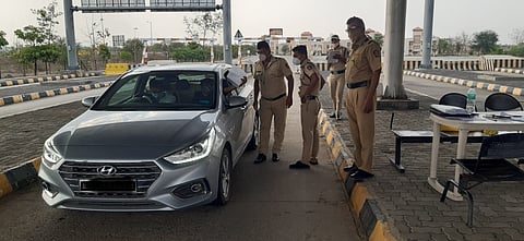 राज्याच्या सीमांवर पोलिसांची नाकाबंदी; अत्यावश्यक सेवा वगळता सर्वच वाहनांवर निर्बंध 
