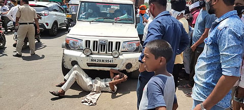 प्रश्न पोटाचा! हातगाडीसाठी गरीब व्यावसायिक चक्क शासकीय वाहनासमोर झोपला