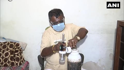 पत्नीचे दागिने गहाण ठेवून कोरोनाग्रस्तांना  पुरवतोय मोफत ऑक्सिजन
