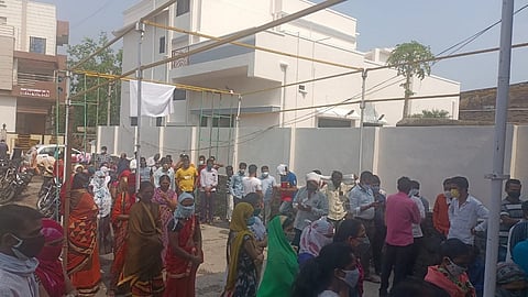किल्ले धारुर (जि.बीड) : लसीकरण केंद्राची चावी न मिळाल्याने नागरिकांची गर्दी.
