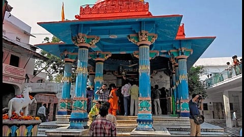 पुष्करमध्ये ब्रह्म देवाचे आहे सर्वात जुने मंदिर ! आणि त्यामागे आहे रंजक कथा 