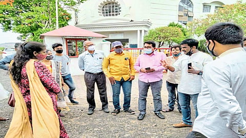 औरंगाबाद : महाराष्ट्र पब्लिक स्कूलच्या नववी, दहावीचा वर्ग बंद करण्याच्या निर्णयाविरोधात शाळेसमोर जमलेले पालक, मनसेचे पदाधिकारी.