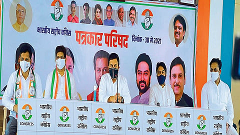 लातूर :  पत्रकार परिषदेत बोलताना अमित देशमुख. यावेळी धीरज देशमुख, विक्रांत गोजमगुंडे, श्रीशैल्य उटगे, किरण जाधव उपस्थित होते.