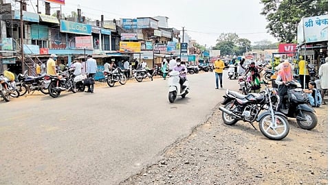 हटला कर्फ्यू, उडाली झुंबड! गर्दीवर नियंत्रण मिळवणे झाले अवघड