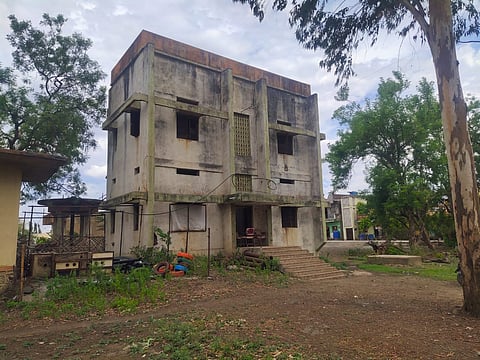 कुरळा गेले राहून, चाकातीर्थ आले धावून; मा(लेगावचे)झे मडके (कधी) भरी?