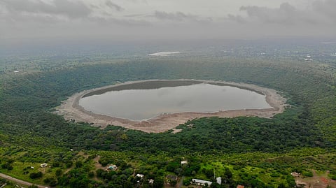 ‘अहो, आमच्याकडे जगप्रसिद्ध लोणार आहे’, हे वाक्य फक्त बोलण्यापुरतेच