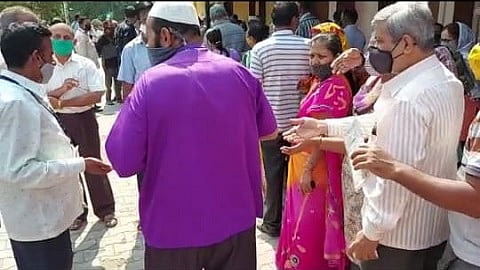Video: औरंगाबादेत कोरोना लसीकरणासाठी गर्दी, नागरिकांना केंद्र बंद करण्याची धमकी