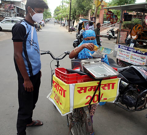 सायकलवर समोसे विकत ओढते संसाराचा गाडा; मातेचा मुलांसाठी संघर्ष 
