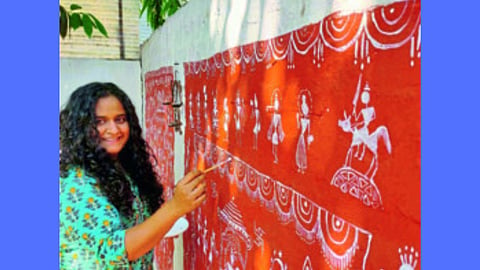वारली चित्रकलेतून साकारले भिंतींवर रामायण; अमरावतीच्या तरुणीचा अनोखा उपक्रम