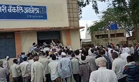 Video:पीएम किसानच्या दोन हजार रुपयांसाठी शेतकऱ्यांच्या जीव धोक्यात! बँकांमध्ये उसळली गर्दी