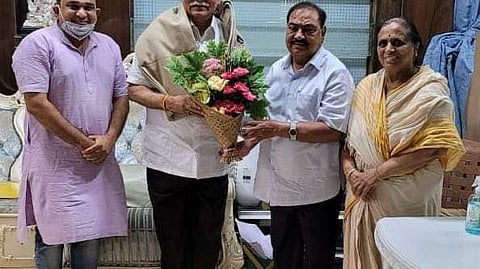 राजकारणातील सद्‌प्रसंग; कार्यकर्त्याचा वाढदिवशी नेत्याची भावस्पर्शी भेट 