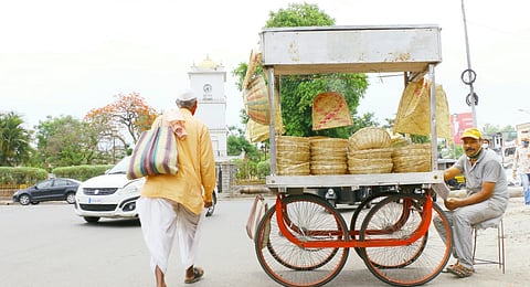 बुरुड समाजाची अवस्था (छायाचित्र- प्रमोदसिंह ठाकूर) 