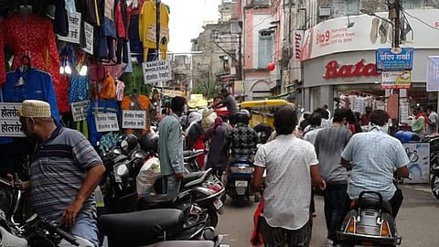 जीवनावश्‍यक वस्तूंच्या नावावर नागरिकांची झुंबड; कोरोनाचा पुन्हा उद्रेक होण्याची शक्यता 