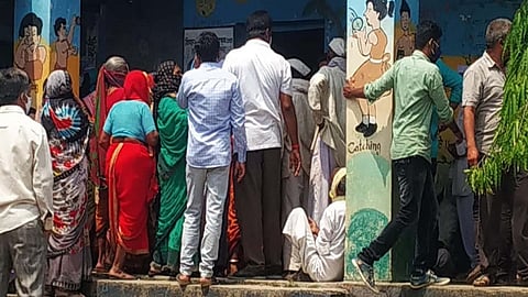 लसींचा तुटवडा; कुणी लस देता का लस?