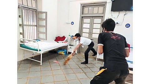 धक्कादायक: कोविड सेंटरमध्ये डॉक्‍टरच खेळू लागले क्रिकेट 