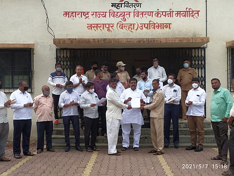 महावितरणाच्या कर्मचाऱ्यांवर खासदारांची कौतुकाची थाप 