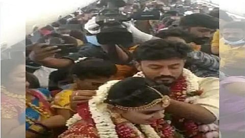 लग्न पहावं करुन! चक्क उडत्या विमानात त्यांनी बांधली लग्नगाठ