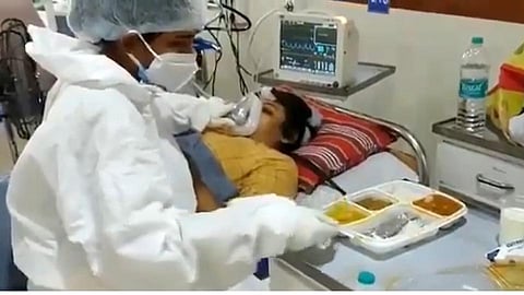 पीपीई किटमधील माय; जीव जोखमीत टाकून रुग्णांना भरवते अन्न
