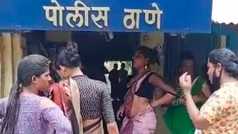तृतीयपंथीयांनी पोलीस स्‍टेशनमध्ये घातला गदारोळ, पोलीसांनी घेतला काढता पाय