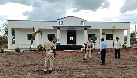 लोकवर्गणीतुन साकारली कामती बुद्रुक येथील पोलिस ठाण्याची इमारत
