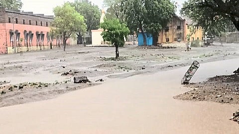 लोणी खुर्द (ता.वैजापूर, जि.औरंगाबाद) : पावसाने जोरदार हजेरी लावली. या पावसामुळे गावातील मुख्य रस्त्यावर साचलेले पाणी.