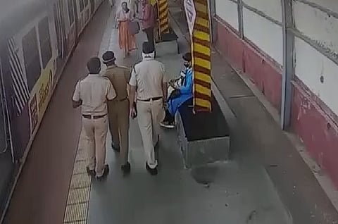 पोलीस ठरले देवदूत, लोकलखाली येणाऱ्या सादिक शेखना वाचवलं