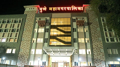 दवाखाने, शाळा पालिकेत वर्ग करा; उपमुख्यमंत्र्यांची सूचना