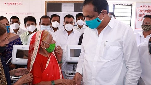 108 वर्षांच्या आजींची  जिद्दच भारी; जयंत पाटीलांकडून साडी चोळीचा सत्कार   