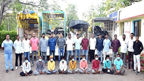 उस्मानाबाद : स्थानिक गुन्हा अन्वेषण पथकाने शेतमाल चोरी करणाऱ्या टोळीला मुद्देमालासह पकडे.
