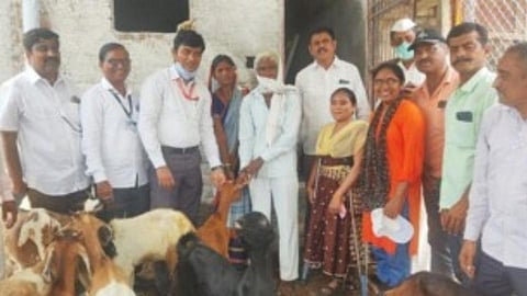 दातृत्‍व..स्‍वबळावर उभे राहण्यासाठी कुटुंबाला शेळ्या भेट