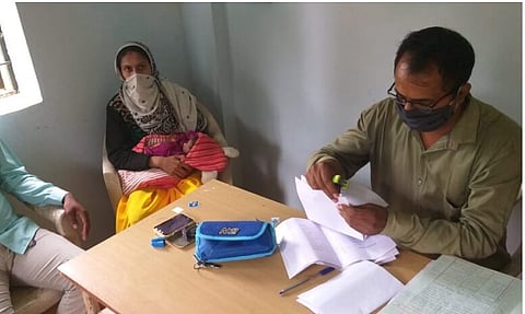 आदर्शवत सरपंच! 9 दिवसांच्‍या बाळासह बैठकीला हजर