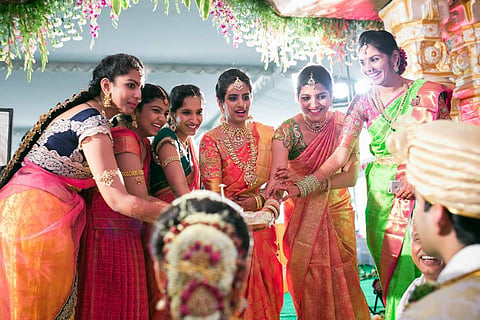 जातीचा उंबरठा ओलांडून तब्बल 208 जोडपी विवाहबंधनात!