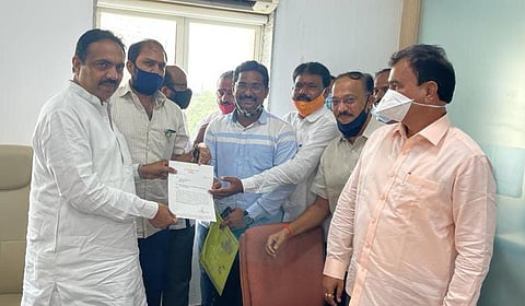 जायकवाडी प्रकल्पाबाबत निवेदन देताना