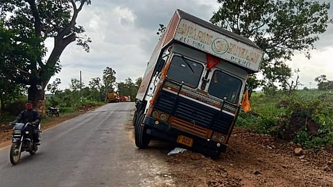 दुर्घटना टळली; अरुंद रस्त्यावरून ट्रक घसरला, 
राधानगरी मार्गावरील घटना