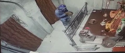 श्रद्धापूर्ण भीती! चोरीनंतर चोरट्याने देवीला हात जोडून मागितली क्षमा