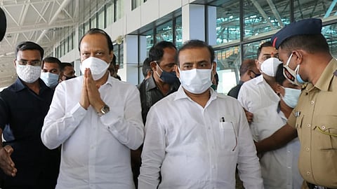 औरंगाबाद - उपमुख्यमंत्री अजित पवार यांचे औरंगाबाद विमानतळाव आगमन झाले. त्यावेळी आरोग्यमंत्री राजेश टोपे. ( छायाचित्र - सचिन माने)