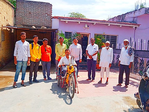 दिव्यांगाला दिली मित्राने भेट