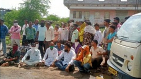 त्रासले अन्‌ रस्‍त्‍यावरील डबक्‍यात जावून बसले