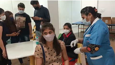  पुण्यात घरोघरी जाऊन लसीकरणाचा पहिलाच प्रयोग 