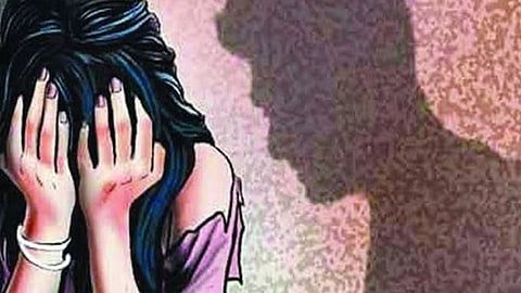 प्रेमाच्‍या जाळ्यात ओढून लग्‍नाचे आमिष देत अत्‍याचार