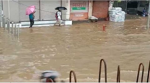 मुंबईत मुसळधार पाऊस, हिंदमाता परिसरात साचलं पाणी 